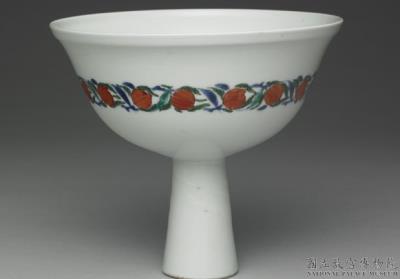 图片[2]-Stem bowl with decoration of flowers and birds in wucai polychrome enamels on a white ground, Qing dynasty (1644-1911)-China Archive